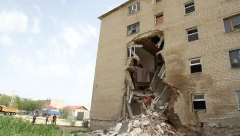 Протестующим жильцам рухнувшего в Атырау общежития грозит арест