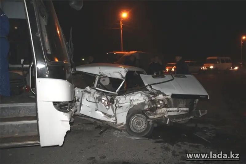 В результате ДТП в Актау, 5 человек в тяжелом состоянии доставлены в больницу (фото), фото - Новости Zakon.kz от 27.11.2013 03:33