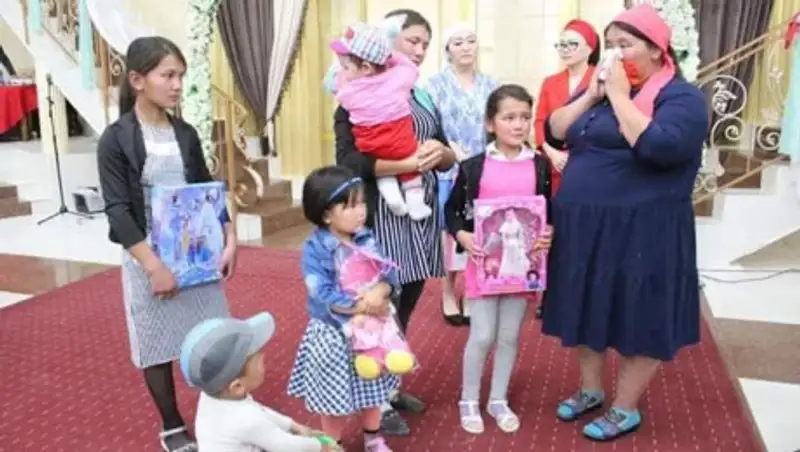 В Туркестанской области выпускники вручили ключи от квартиры многодетной семье