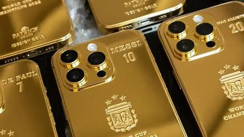Месси потратил 210 тысяч долларов на золотые айфоны