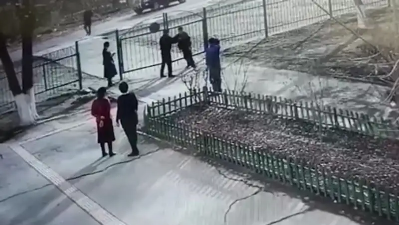 Применить боевые приемы пришлось, чтобы задержать пьяного дебошира на территории школы