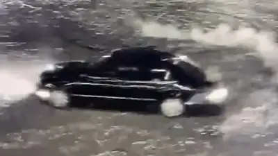 Лихач на Mercedes устроил дрифт на парковке аэропорта в Атырау, фото - Новости Zakon.kz от 06.12.2022 13:57