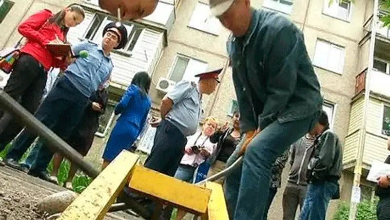 Во дворах Алматы сносят незаконные ограждения для парковок