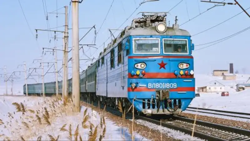 Сотни людей вывозятся поездами из снежного плена в Таразе