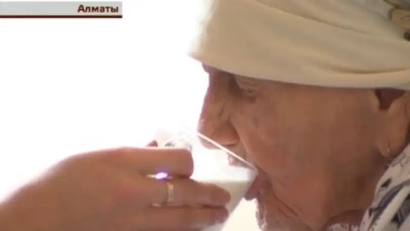 В Алматы 90-летняя старушка ползает по улицам и просит милостыню