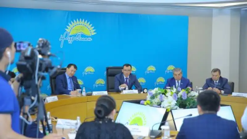 Маулен Ашимбаев: замешанным в коррупции не место в нашей партии