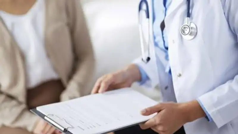 Неочевидный симптом рака у женщин назвал врач