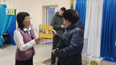 Памятные подарки вручают голосующим в ВКО, фото - Новости Zakon.kz от 20.11.2022 09:48