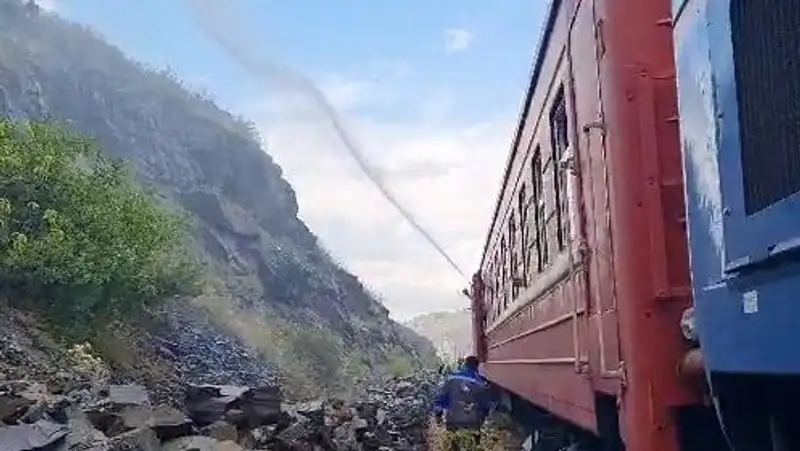 В ВКО при тушении загорания задействовали пожарный поезд и вертолет