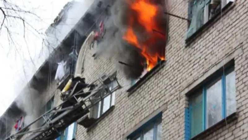 В алматинском общежитии загорелась комната, эвакуировали 230 человек