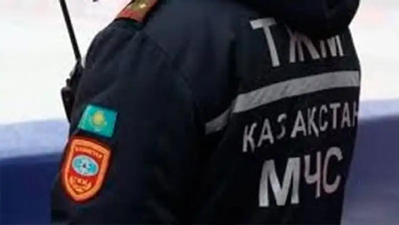 В Щучинске при падении с крыши здания погиб строитель