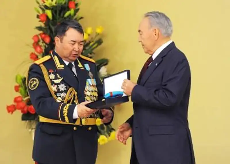 Президент Казахстана вручил генеральские погоны представителям Минобороны, КНБ, МЧС и СОП (фото) Президент Казахстана вручил генеральские погоны представителям Минобороны, КНБ, МЧС и СОП (фото), фото - Новости Zakon.kz от 07.05.2012 17:46