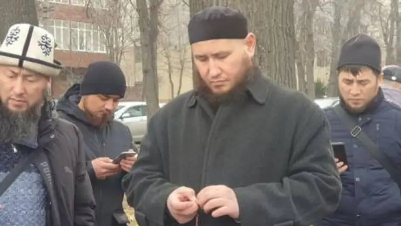 В Кыргызстане задержали экс-муфтия. У здания ГКНБ прошел митинг в его поддержку