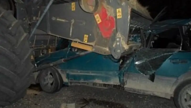 Легковушка и комбайн столкнулись в Алматинской области, погибли три человека