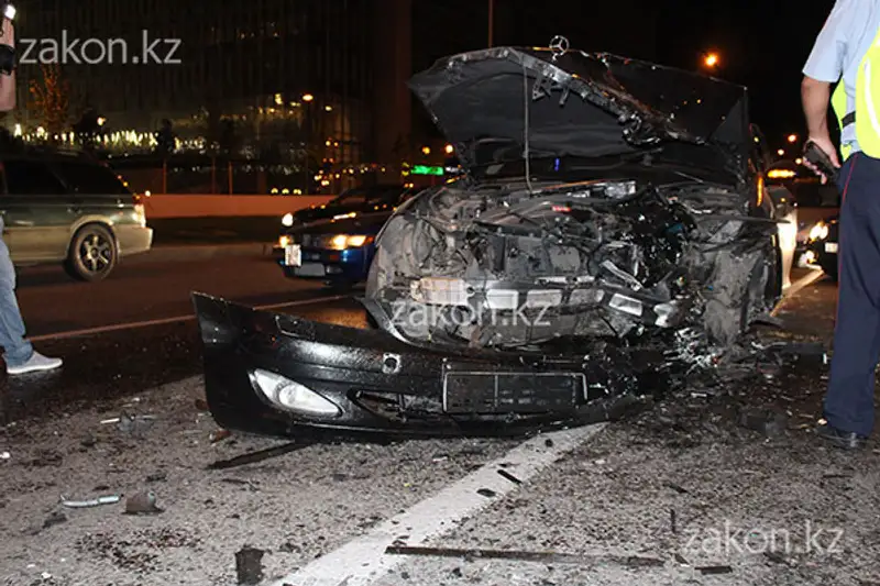 Два Мерседеса не подлежат восстановлению после столкновения на аль-Фараби-Сейфуллина в Алматы (фото), фото - Новости Zakon.kz от 11.07.2013 18:22