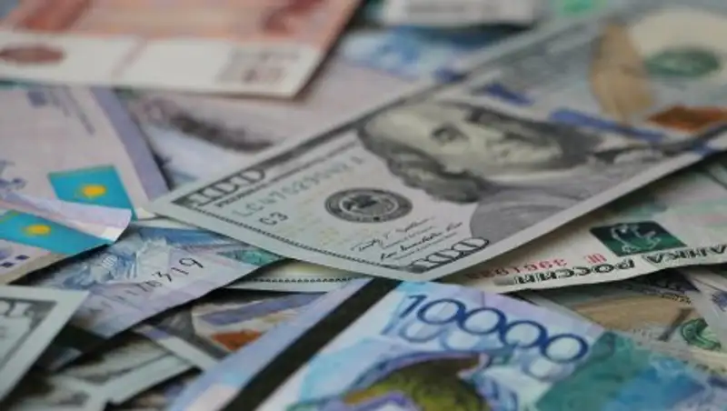 По итогам торгов в пятницу курс доллара составил 320,55 тенге