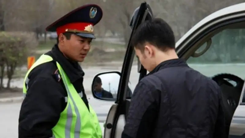 В ЗКО полицейские будут останавливать машины для разъяснения послания президента