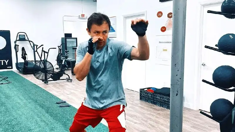 Канело подписал контракт на бой с Головкиным