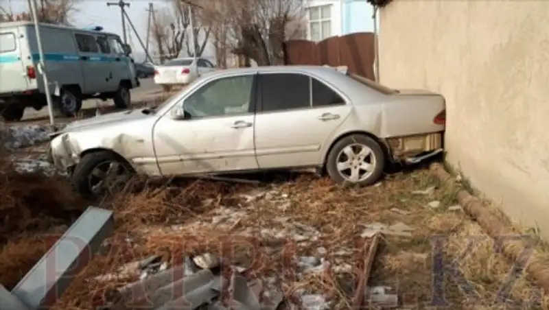 В Алматы Mercedes снес столб, забор и туалет