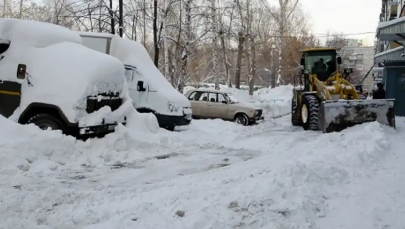 После визита Божко в Усть-Каменогорске вдруг стали убирать снег во дворах