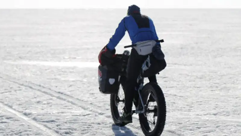 Алматинец в одиночку на велосипеде проехал по льду Балхаша