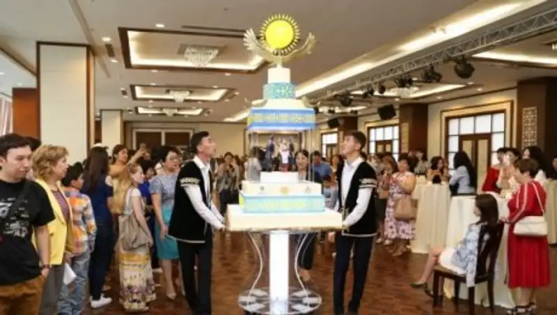 Праздничный 3-метровый торт презентовали во Дворце Независимости