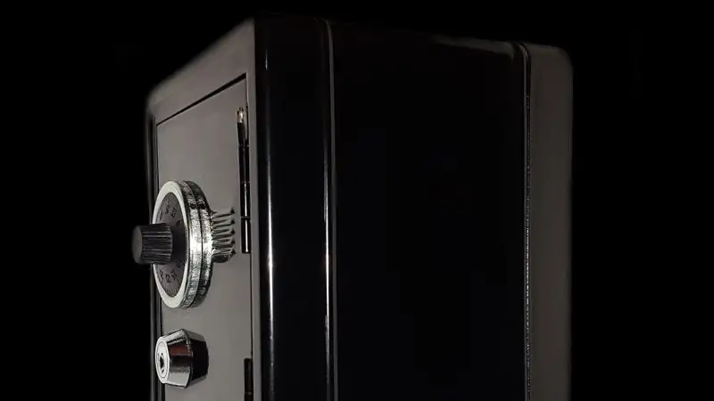 Преступники-неудачники со второй попытки украли сейф из магазина в Астане