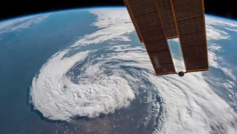 Бурю над Казахстаном запечатлели из космоса