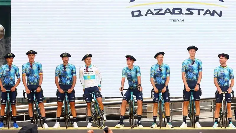 Казахстанские велосипедисты провели презентацию перед "Тур де Франс", фото - Новости Zakon.kz от 30.06.2023 14:36