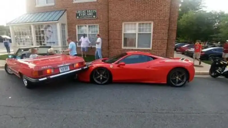Ferrari за 300 тысяч долларов попал в ДТП в Америке
