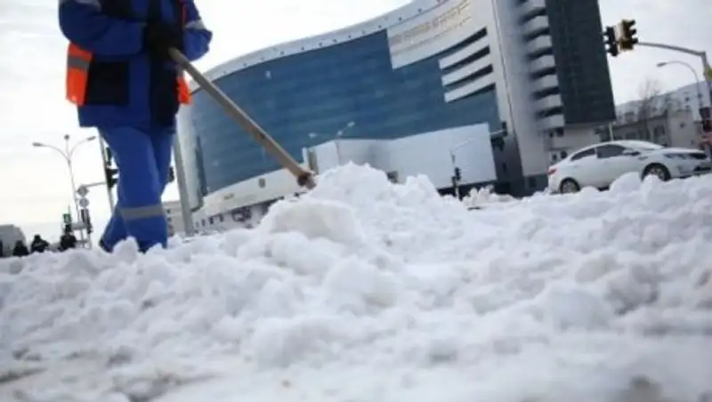 Когда же весна? Погода "порадовала" астанчан снегом