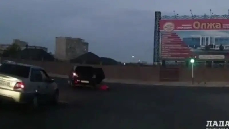 Штрафом отделался водитель, из машины которого выпала двухлетняя девочка