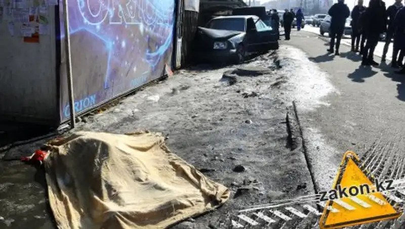 В Алматы Mercedes выехал на тротуар и сбил пешеходов, погибла женщина