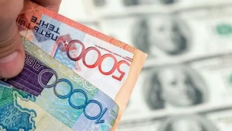 Тенге вновь ослаб до 357 за доллар