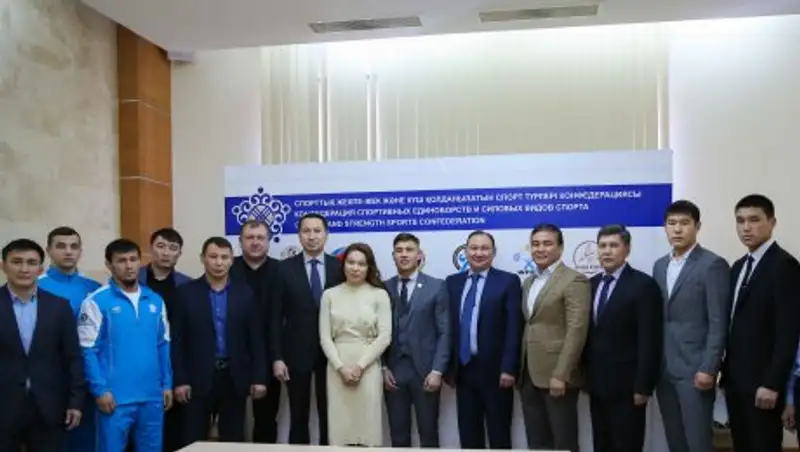 Борцы и боксеры получили премии от Конфедерации