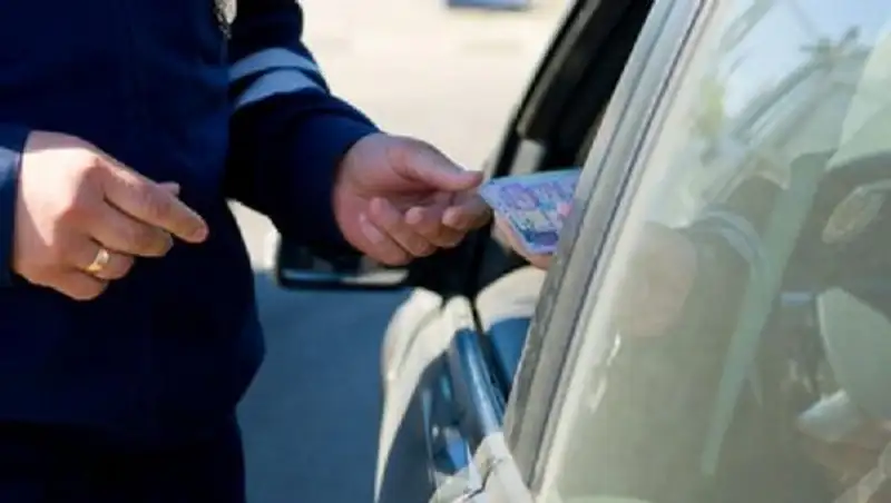 В Караганде трех алматинцев осудили за дачу взяток дорожным полицейским