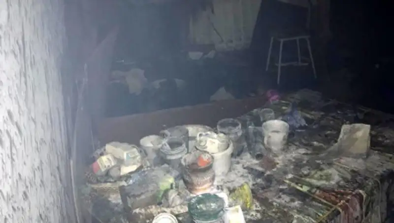 Пятерых детей и пожилых эвакуировали из горящего дома в Алматы