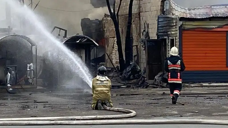 На месте пожара на заправке в Экибастузе нашли труп мужчины, фото - Новости Zakon.kz от 26.07.2023 15:55