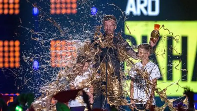 Дэвида Бекхэма и его детей облили золотой краской