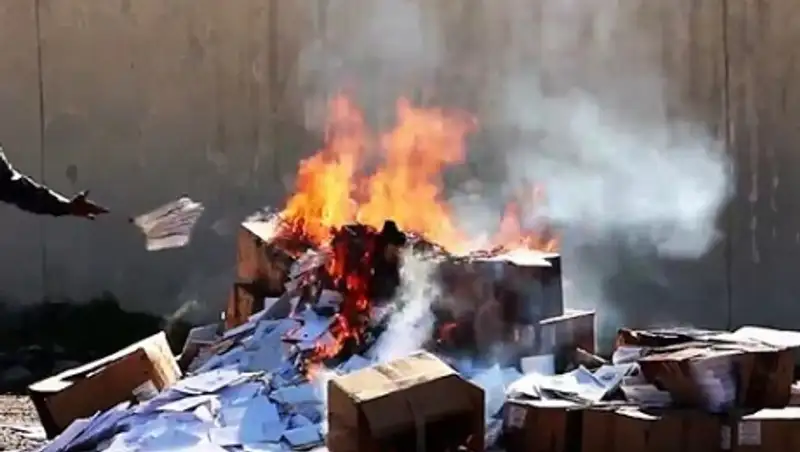 Боевики ИГ публично сожгли в Мосуле сотни христианских книг