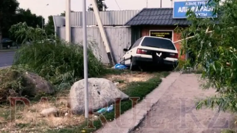 В Алматы Volkswagen Passat врезался в продуктовый магазин по пр. Аль-Фараби