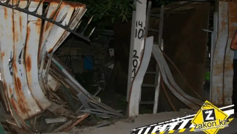 В Алматы водитель Дэу, уворачиваясь от подрезавшей машины,  въехал в забор дома