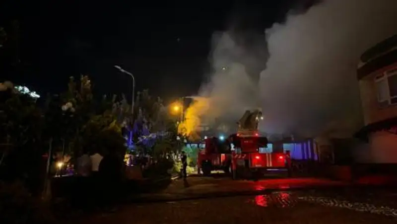 Повышенный ранг пожара - в Алматы горит магазин на улице Розыбакиева