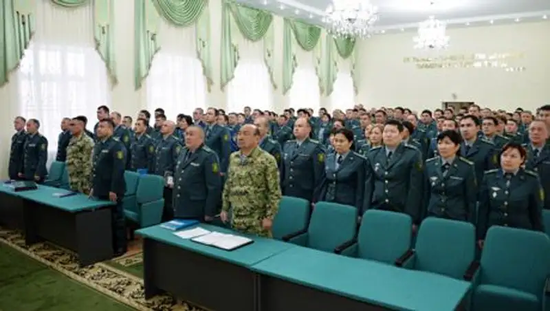 Пограничники почтили минутой молчания память погибших в авиакатастрофе под Шымкентом