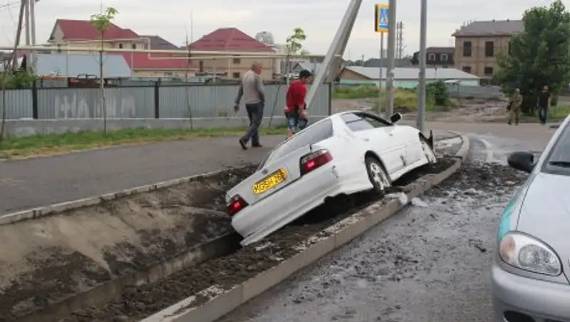 В Алматы водитель бросил свою машину в арыке