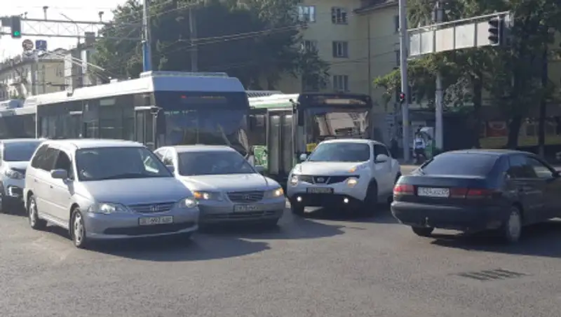 Мелкое ДТП спровоцировало коллапс на Тимирязева в Алматы