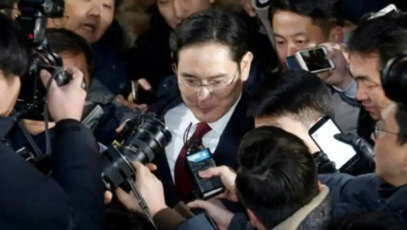 В Южной Корее выдали ордер на арест "наследника" Samsung