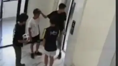 Отвалившаяся плитка едва не упала на ребенка в Астане, фото - Новости Zakon.kz от 08.06.2023 23:27