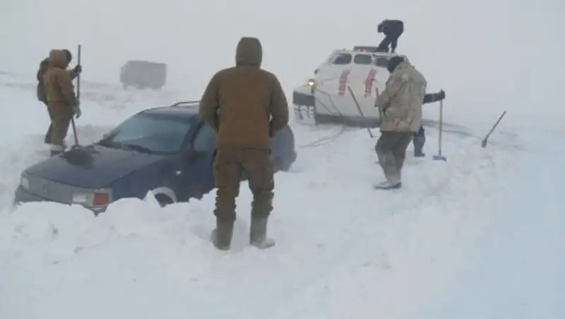 В Костанайской области спасатели откапывали машины с рыбаками
