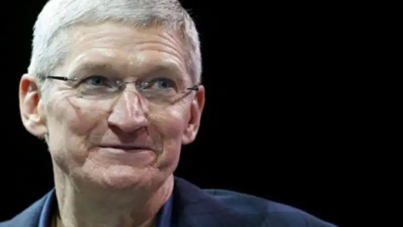 Главу Apple преследует поклонник с цветами и шампанским